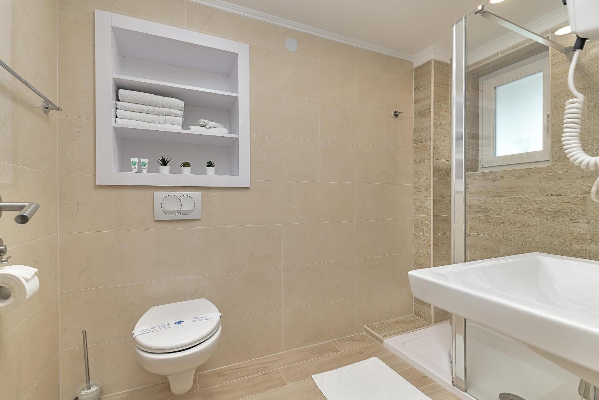Madison Apartma *